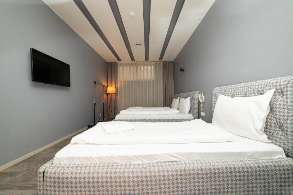 Hotel Gloria Ks Приштина Екстер'єр фото