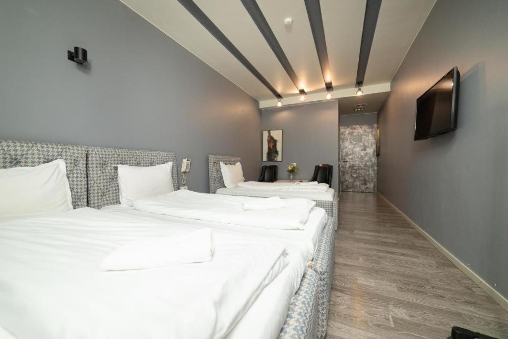 Hotel Gloria Ks Приштина Екстер'єр фото