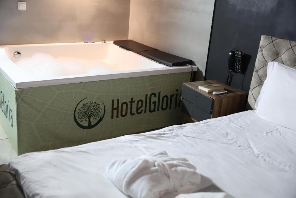 Hotel Gloria Ks Приштина Екстер'єр фото