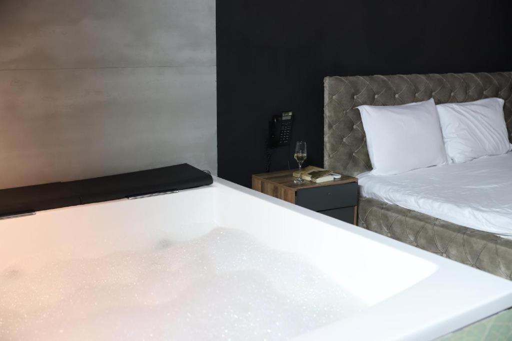 Hotel Gloria Ks Приштина Екстер'єр фото
